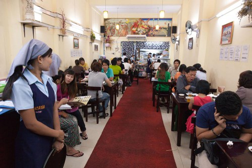 ミャンマー人客でいっぱいの寿司屋