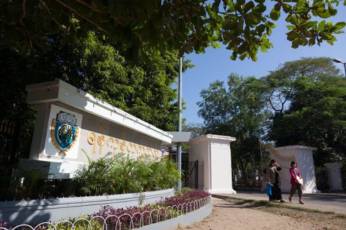 ヤンゴン大学の正門