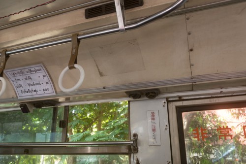 元々は日本のバスなので、日本語がいろいろと残っている