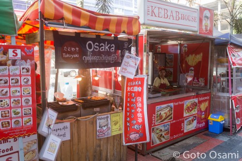 セインゲーハーの前に、たこ焼き屋とケバブ屋が並んでいた