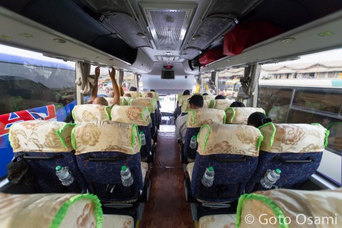 マンダレー行き中国製バス