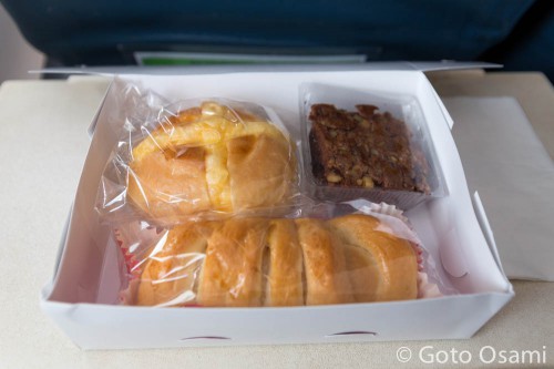 カムティー行き飛行機の機内食