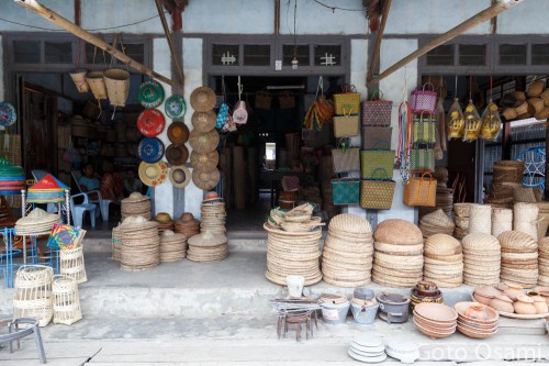 ヤンゴンではこうした竹細工の店が最近は絶滅に瀕している。