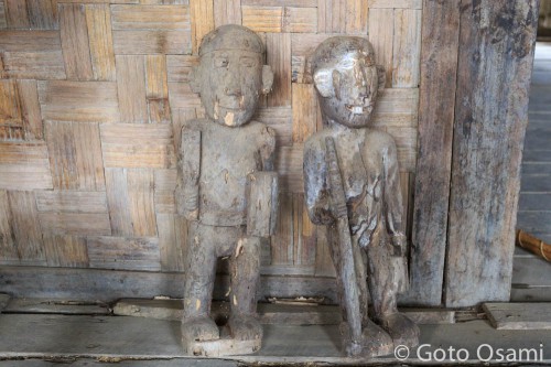 ボロボロになったナガ族の木彫の人形