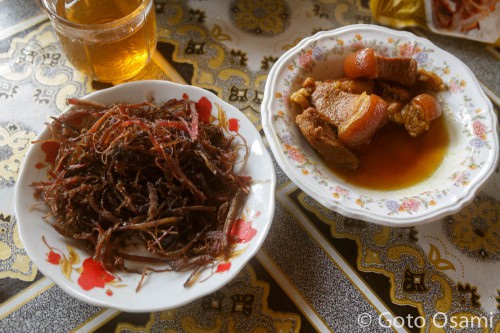 昼飯は豚カレーにシカの干し肉