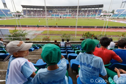 正面スタンドには日本からのサッカーツアー客の団体もいる。