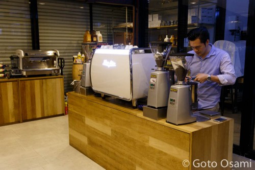 Coffee Circle 展示室。オーナー氏に試飲コーヒーを淹れてもらった。